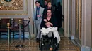 Senator Tammy Duckworth membawa bayinya yang baru lahir menuju ruangan kongres Gedung Capitol Hill, Washington DC, Amerika Serikat, Kamis (19/4). Bayi perempuan bernama Maile menorehkan sejarah masuk ke ruangan Senat AS pada usia 10 hari (AP/Alex Brandon)