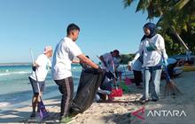 ASDP Baubau Gelar Ocean Clean Up, Angkut 472 Kg Sampah di Pantai Nirwana