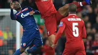 Bek Liverpool, Virgil Van Dijk berebut bola dengan pemain Red Star Belgrade, El Fardou Ben Nabouhane selama pertandingan grup C Liga Champions di stadion Anfield, Inggris (24/10). Liverpool menang telak 4-0 atas Red Star. (AP Photo/Jon Super)