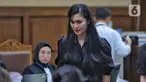 Aktris, Sandra Dewi sesaat sebelum memberi kesaksian dalam sidang lanjutan kasus dugaan korupsi tata niaga timah di wilayah Izin Usaha Pertambangan (IUP) PT Timah tahun 2015-2022 di Pengadilan Tipikor, Jakarta, Kamis (10/10/2024). (Liputan6.com/Angga Yuniar)