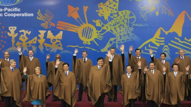 Penampakan Pakaian KTT APEC dari Masa Ke Masa