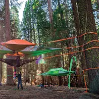 Kini ada tenda bergantung unik yang bikin kemahmu jadi lebih seru dan asik! | via: boredpanda.com