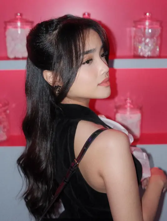 Fuji Utami pun menata rambutnya dengan gaya half ponytail dan makeup soft peach yang manis [@fuji_an]