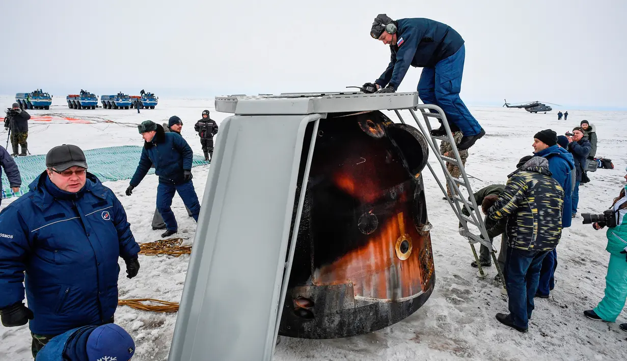 Badan Antariksa Rusia memeriksa kapsul ruang angkasa Soyuz MS-06 yang mendarat di Kazakh, Zhezkazgan, Kazakhstan, Rabu (28/2). Kapsul membawa astronot NASA, Alexander Iskimur serta Mark Vande Hei dan Joe Acaba. (Foto Alexander Nemenov/Pool Photo via AP)
