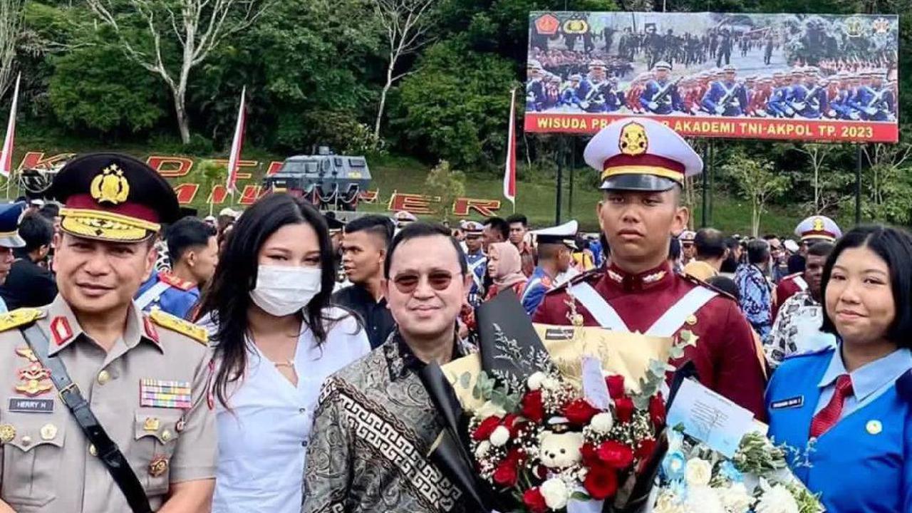 Di antara keluarganya, ada sosok Jenderal Bintang 2 Polisi yang turut hadir di momen spesial Tribrata. Ia adalah Irjen Polisi Herry Heryawan.<br>