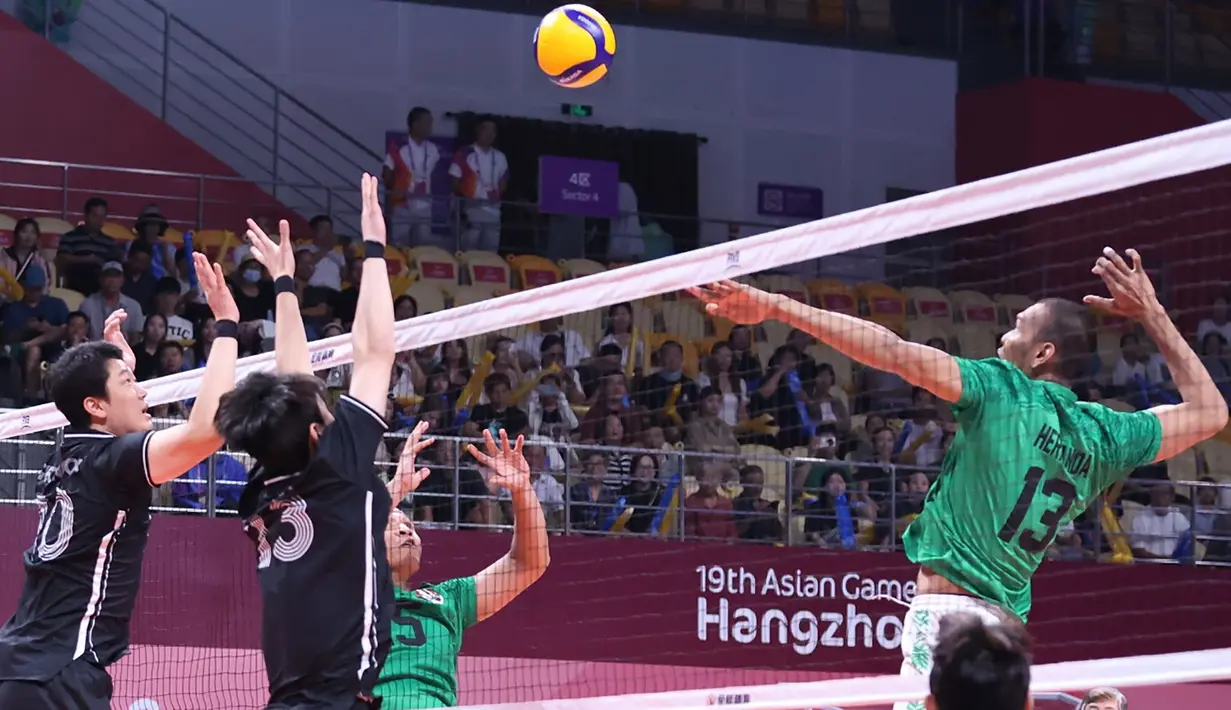 Pemain Timnas bola voli putra Indonesia, Hernanda Zulfi (kanan) bersiap melepaskan spike memanfaatkan umpan Dio Zulfikri saat menghadapi Korea Selatan pada laga perebutan peringkat 7-8 Asian Games 2022 di LSC Gymnasium, Hangzhou, China, Selasa (26/9/2023) siang WIB. (AVCVolley)