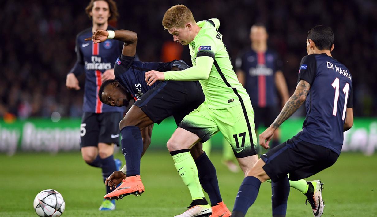 Aksi striker Manchester City, Kevin De Bruyne melewati hadangan pemain PSG pada leg pertama perempat final Liga Champions di Stadion Parc des Princes, Paris, Kamis (7/4/2016) dini hari WIB. (AFP/Franck Fife)