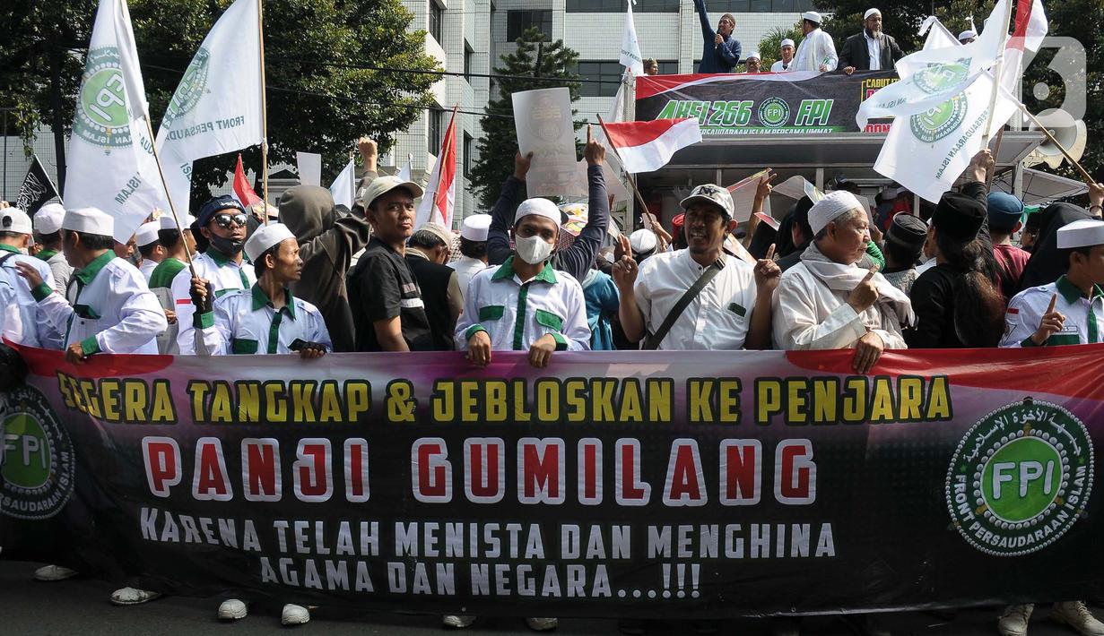 Mereka menuntut untuk segera mencabut izin pondok pesantren Al Zaytun yang dipimpin oleh Panji Gumilang. (merdeka.com/Imam Buhori)