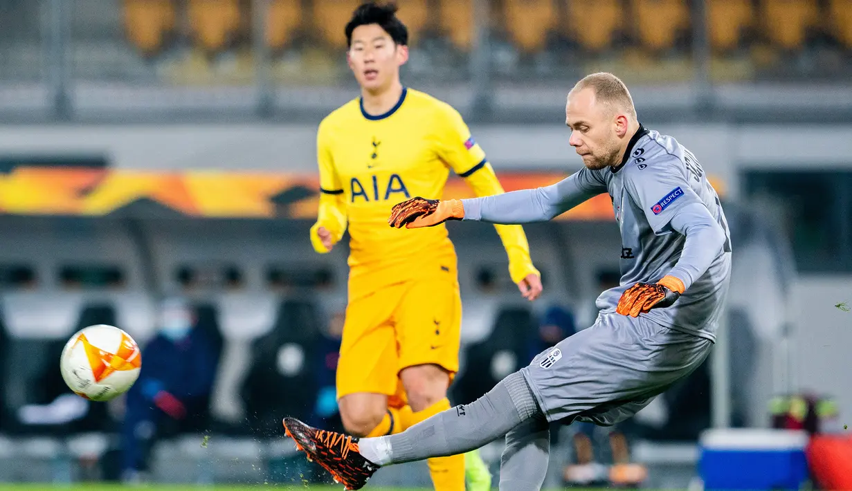 Penyerang Tottenham Hotspur, Son Heung-Min, saat menghadapi LASK pada laga lanjutan Liga Europa di Linzer Stadium, Jumat (4/12/2020) dini hari WIB. Tottenham bermain imbang 3-3 lawan LASK. (AFP/Georg Hochmuth/APA)