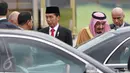 Raja Arab Saudi Salman bin Abdulaziz al-Saud disambut Presiden RI, Joko Widodo (Jokowi) di landasan pacu VVIP Bandara Halim Perdanakusuma, Jakarta, Rabu (1/3). Sejumlah menteri turut mendampingi acara penjemputan Raja Salman. (Liputan6.com/Fery Pradolo)