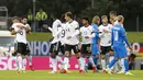 Para pemain Jerman melakukan selebrasi setelah pemain Jerman Serge Gnabry (tengah) mencetak gol pembuka pada pertandingan kualifikasi grup J Piala Dunia 2022 di Reykjavik, Islandia, Kamis (9/9/2021). Jerman menang telak atas Islandia dengan skor 4-0. (AP Photo/Arni Torfason)