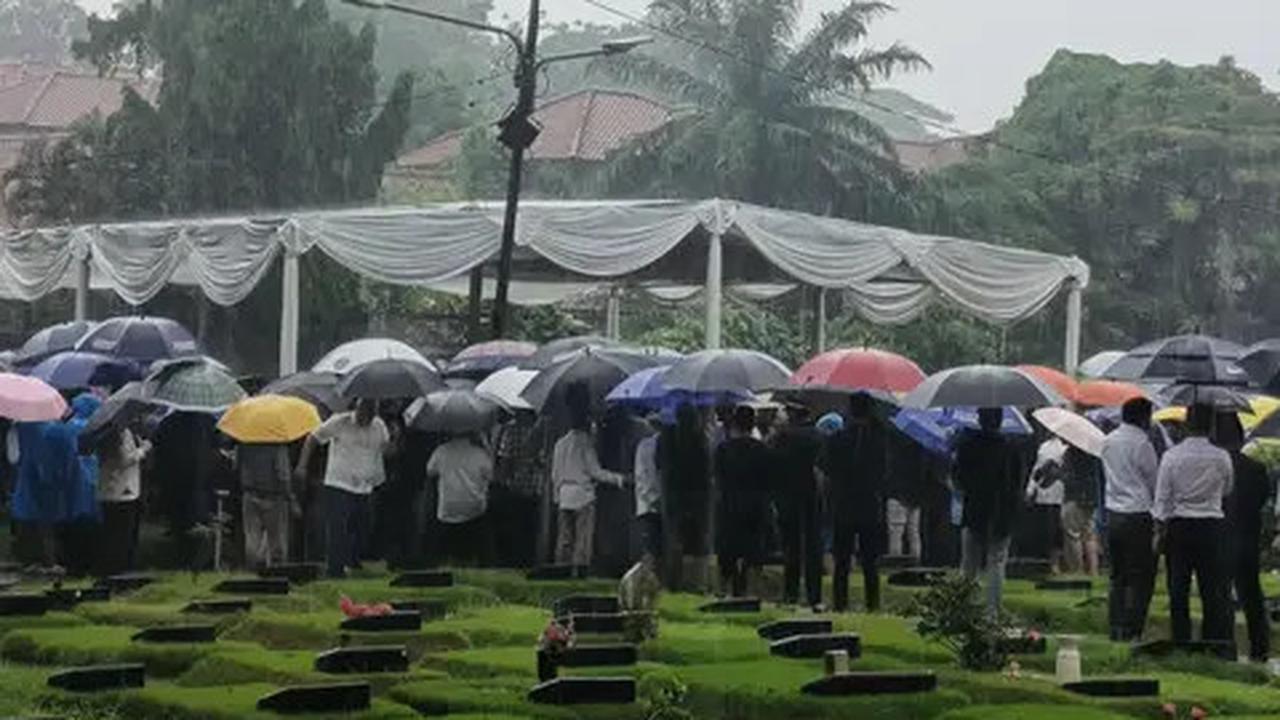Pemakaman Jenazah Suami Najwa Shihab Diiringi Hujan, Quraish Shihab: Ini Tanda Rahmat Tuhan
