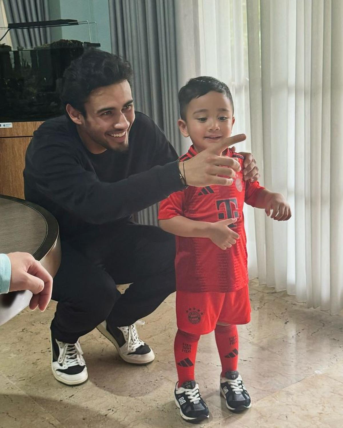 9 Potret Pemain Timnas Nathan Tjoe-A-On Datang ke Rumah Raffi Ahmad, Akrab dengan Rayyanza - Main Bola Bareng
