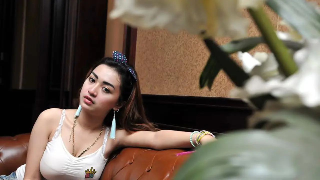 Penyanyi Ini Bikin Pengakuan Pernah Temani Pejabat Kencan Singkat