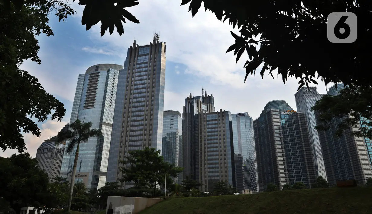Suasana gedung perkantoran di Jakarta, Sabtu (17/10/2020). International Monetary Fund (IMF) memangkas proyeksi pertumbuhan ekonomi Indonesia 2020 menjadi minus 1,5 persen pada Oktober, lebih rendah dari proyeksi sebelumnya pada Juni sebesar minus 0,3 persen. (Liputan6.com/Johan Tallo)