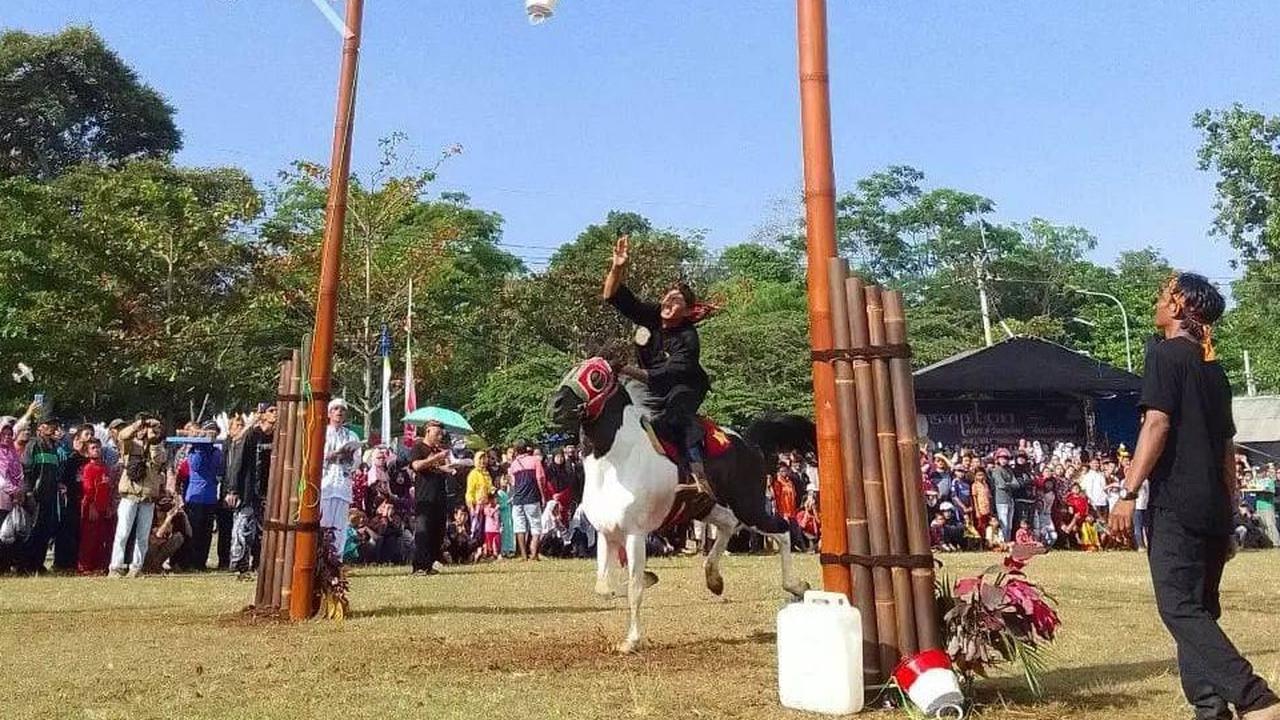 Tak Kalah dengan Koboi di Amerika, Intip Serunya Tradisi Leluhur Saptonan yang Unik di Kuningan