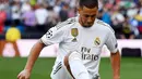 Pemain baru Real Madrid, Eden Hazard menjuggling bola saat diperkenalkan di stadion Santiago Bernabeu di Madrid, Spanyol (13/6/2019). Hazard dikontrak Real Madrid dengan durasi lima tahun hingga 2024. (AFP Photo/Gabriel Bouys)