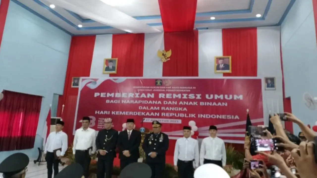 Wagub Sulut Steven Kandou (tengah) bersama Kepala Kemenkumham Sulut Ronald Lumbuun (ketiga kiri) dan Kadiv Pemasyarakatan I Putu Murdiana saat penyerahan remisi kepada perwakilan empat warga binaan pada HUT ke-78 RI, di Manado, Kamis (17/8/2023).