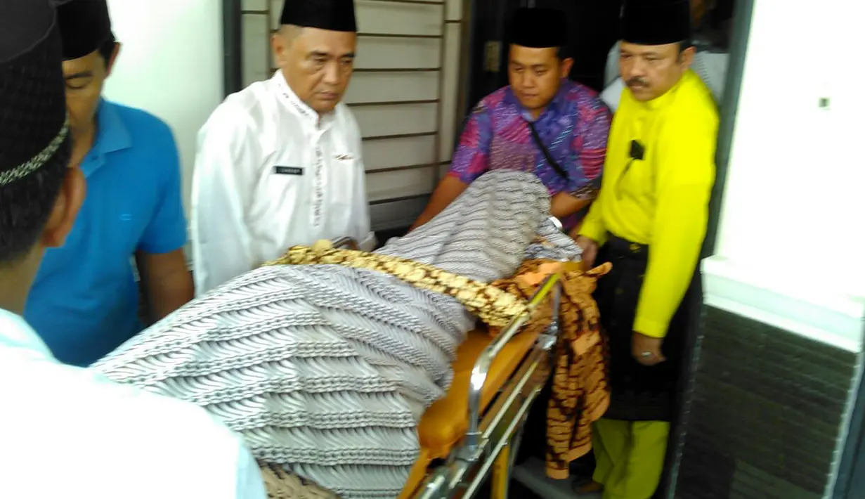 Keluarga dan kerabat dekat ketika mendoakan almarhum dr Ryan Thamrin eks presenter Dr Oz Indonesia di rumah, Pekanbaru, Jumat (08/04). dr Ryan sudah berada di Pekanbaru sejak setahun lalu karena sakit yang dideritanya. (Liputan6.com/ M. Syukur)
