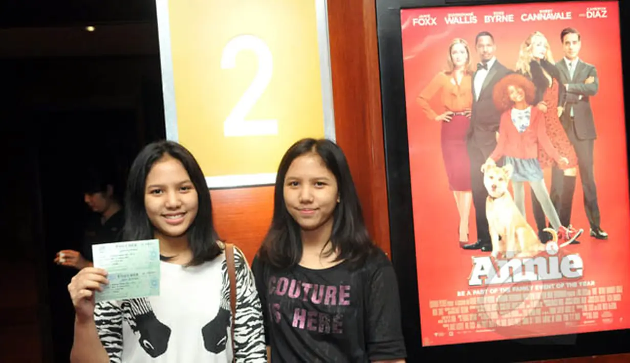 Pemenang kuis terlihat sangat antusias menonton Film ANNIE sambil menunjukkan voucher nonton saat Premier Film ANNIE di Plaza Indonesia XXI, Jakarta, Rabu (21/1/2015). (Liputan6.com/Panji Diksana)