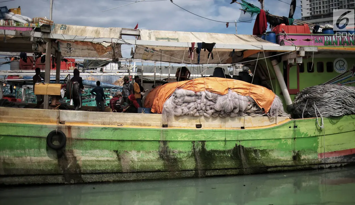 Aktivitas nelayan di Pelabuhan Muara Angke, Jakarta, Kamis (27/12). Nelayan Muara Angke memilih libur melaut karena angin muson barat dan gelombang tinggi. (Liputan6.com/Faizal Fanani)