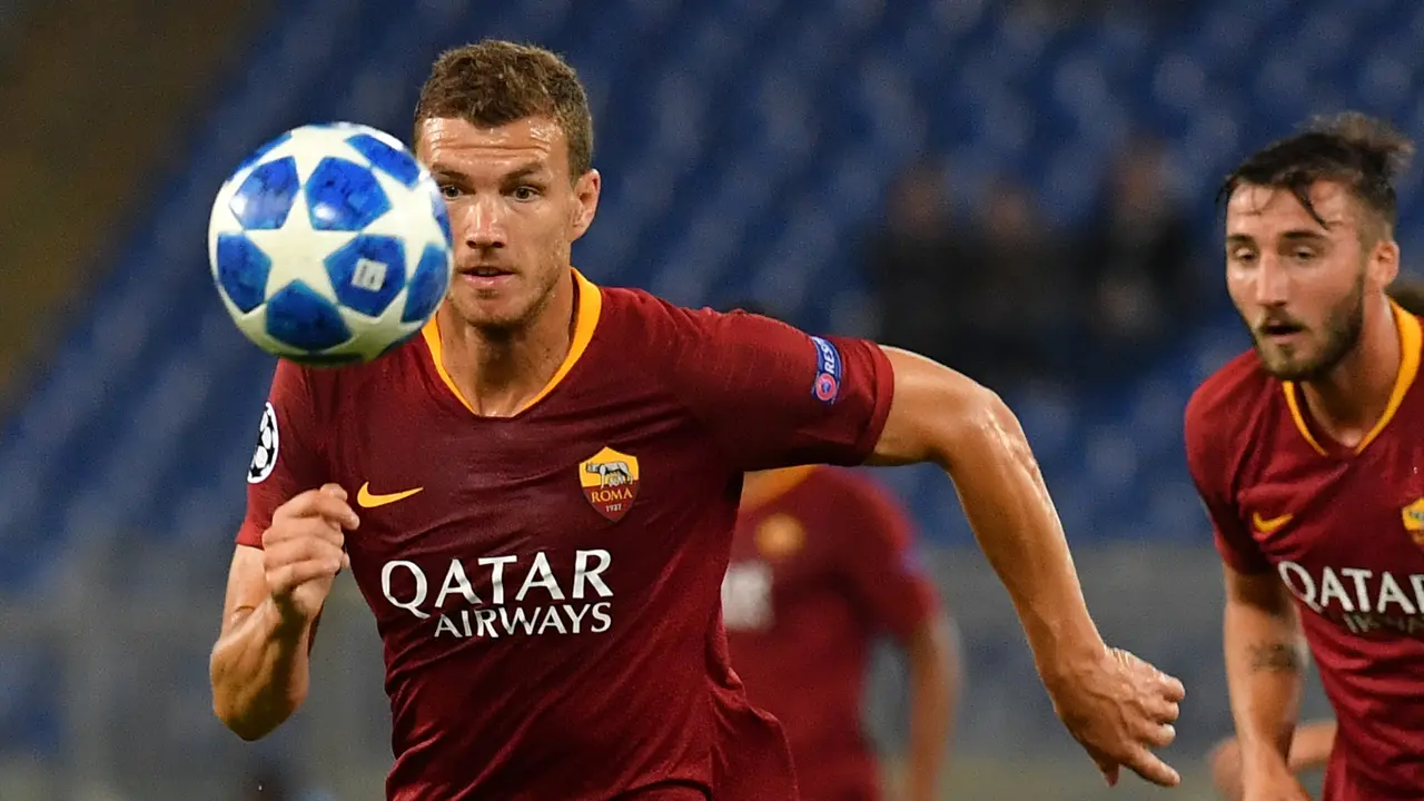 Pemain AS Roma Edin Dzeko.
