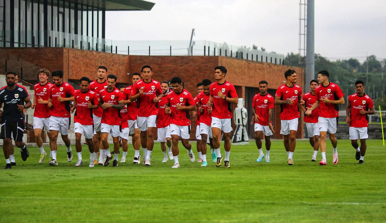 Para pemain Timnas Indonesia melakukan pemanasan dalam sesi latihan di Bali United Training Center, Bali menjelang laga Ronde 3 Kualifikasi Piala Dunia 2026 melawan China pada Selasa sore (23/05/2025). (Bola.com/Alit Binawan)