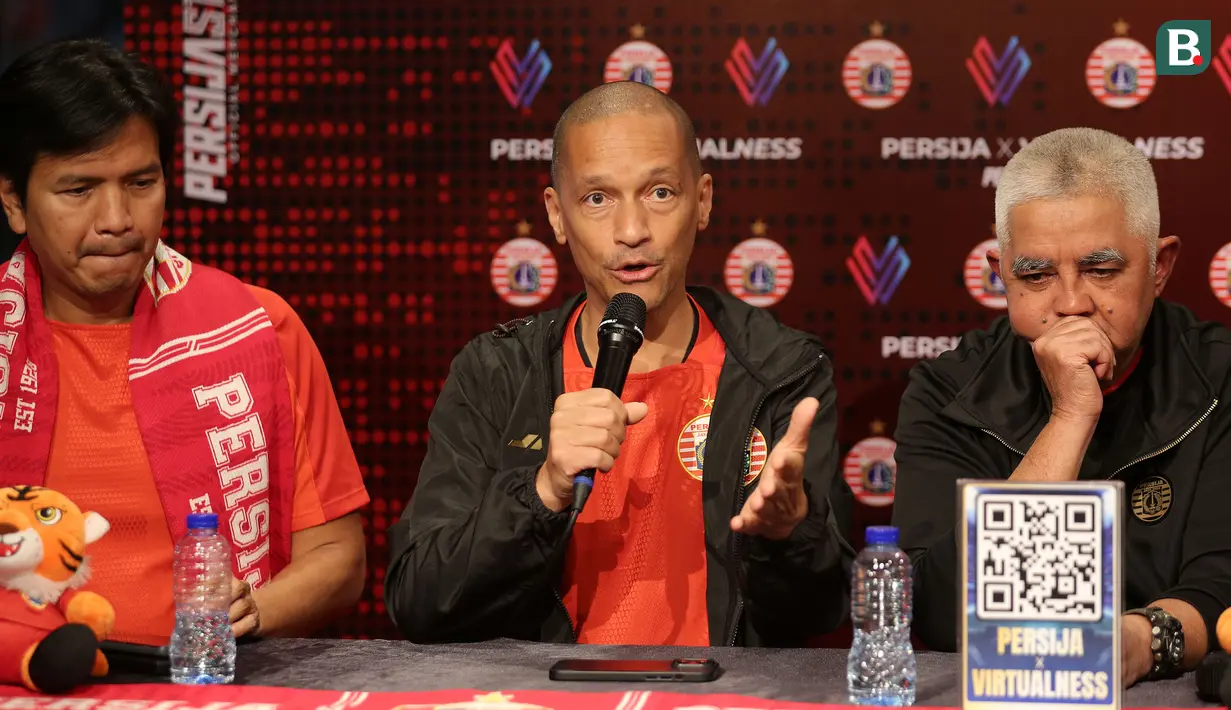 Direktur Komersial Persija, Sebastien Leclerc memberikan keterangan saat konferensi pers Persija X Virtualness di Persija Store, Plaza Festival, Kuningan, Jakarta, Kamis (27/07/2023). (Bola.com/Bagaskara Lazuardi)