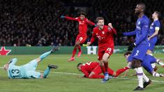 Penyerang Bayern Munchen, Thomas Muller, merayakan gol yang dicetak oleh Serge Gnabry ke gawang Chelsea pada laga Liga Champions di Stadion Stamford Bridge, Selasa (25/2/2020). Chelsea takluk 0-3 dari Bayern Munchen. (AP/Frank Augstein)