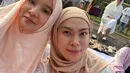 Marcella Zalianty tak ragu pamer wajah polosnya saat salat Idul Adha bersama sang adik. Ia mengenakan mukena peach yang manis. [@marcella.zalianty]