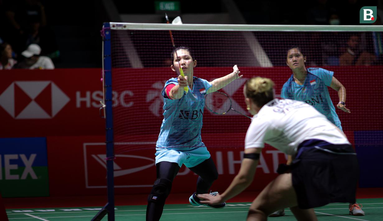 <p>Ganda putri Indonesia, Lanny Tria Mayasari/Ribka Sugiarto mengembalikan bola ke arah lawannya, pasangan Jerman, Linda Efler/Isabel Lohau pada laga babak 32 besar Daihatsu Indonesia Masters 2024 di Istora Senayan, Jakarta, Selasa (23/1/2024). Lanny Tria Mayasari/Ribka Sugiarto menang dua game langsung 22-20, 21-17. (Bola.com/Bagaskara Lazuardi)</p>
