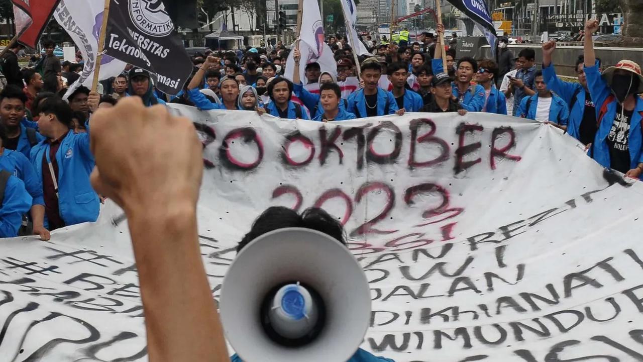 Massa Badan Eksekutif Mahasiswa Seluruh Indonesia (BEM SI) menggelar aksi unjuk rasa hingga memadati kawasan Patung Kuda di Jakarta, Jumat (20/10/2023).