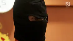 Pelaku deface website Bawaslu diperlihatkan saat rilis di Direktorat Tindak Pidana Siber Bareskrim Polri, Jakarta, Jumat (6/7). Pelaku DS meretas situs Bawaslu dengan menggunakan nama samaran Mister Cakil di dunia maya. (Liputan6.com/Johan Tallo)