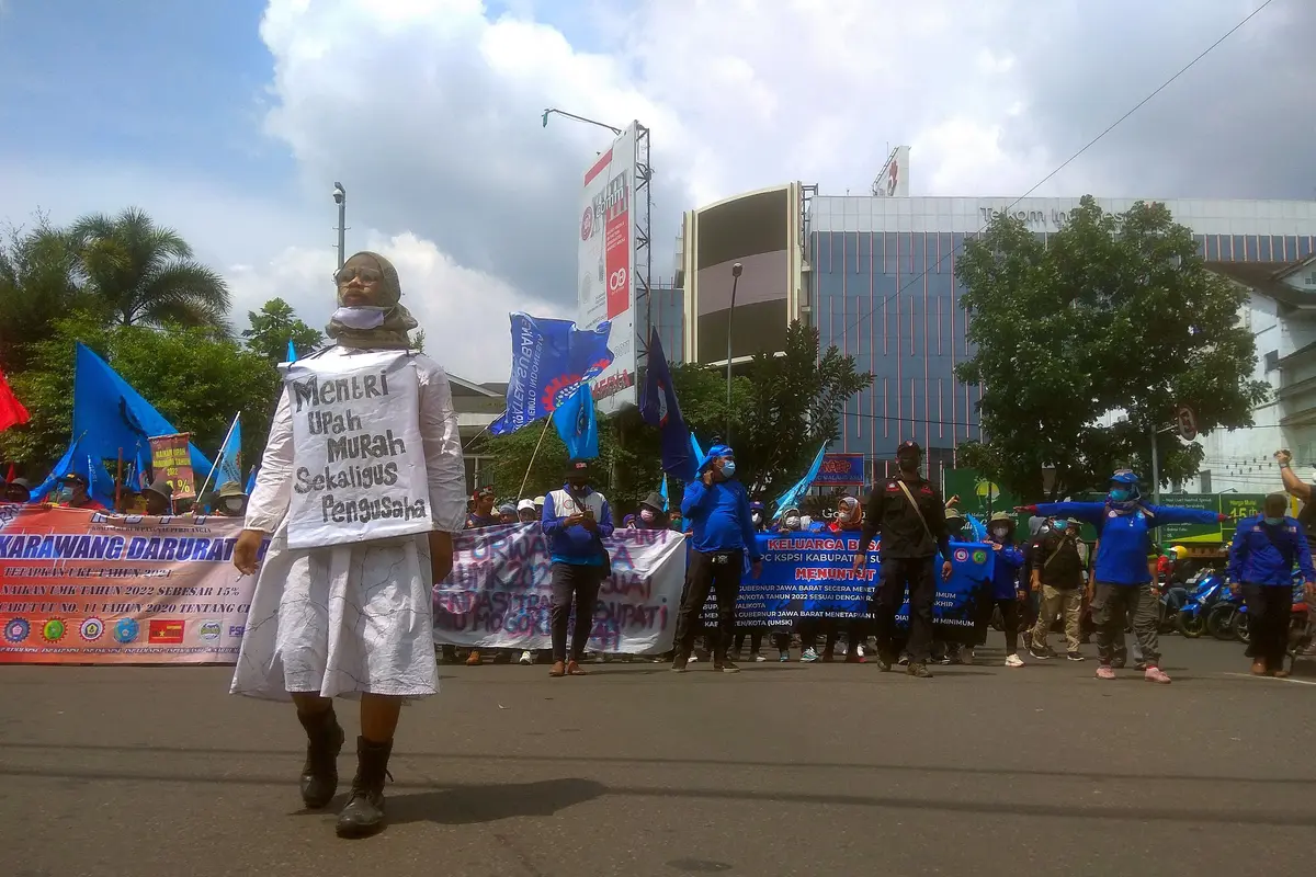 Aliansi Buruh Jawa Barat berunjuk rasa di depan kantor Gubernur Ridwan Kamil, Jalan Diponegoro, Bandung, Senin (29/11/2021) Buruh menuntut ditetapkannya UMK sesuai rekomendasi pemerintah kabupaten dan kota. (Arie Nugraha)