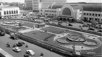 Suasana sekitaran Stasiun Jakarta Kota di masa lalu yang dulunya Stasiun Batavia Zuid. (Dok: Instagram @sejarahperkeretaapianindonesia)