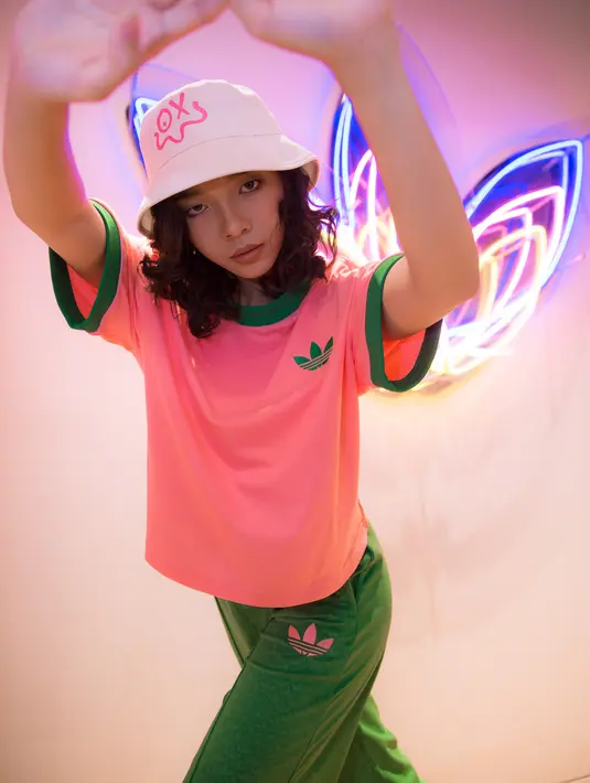 Nonton konser bisa jadi salah satu ide mengenakan outfit berikut. Set atasan dan bawahan dari adidas yang serasi ini bisa jadi inspirasi menarik tampil kasual di segala acara. Atasan berwarna pink dengan sentuhan warna hijau yang serasi dengan celana panjangnya, menarik untuk dijadikan outfit bersantai. Foto: Document/FIMELA.