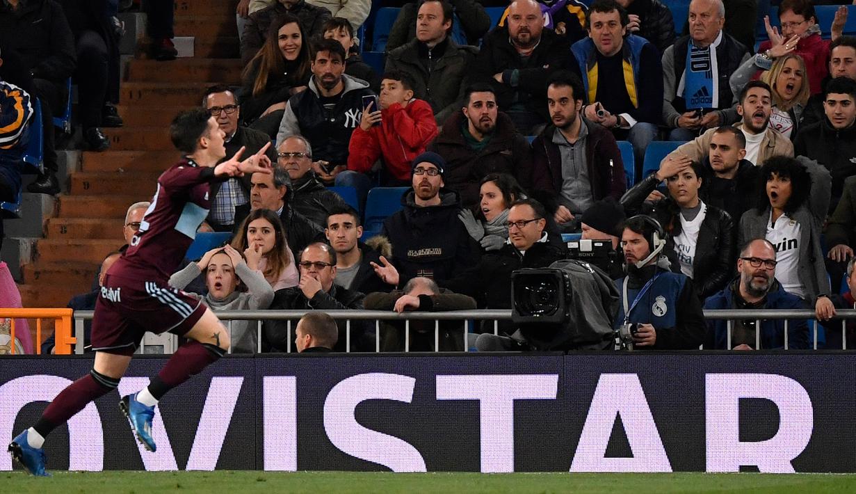 Penyerang Celta Vigo, Vigo Santi Mina berselebrasi usai mencetak gol ke gawang Real Madrid pada pertandingan lanjutan La Liga Spanyol di stadion Santiago Bernabeu di Madrid, Spanyol, Minggu, (16/2/2020). Madrid bermain imbang 2-2 atas Celta Vigo.  (AFP/Pierre-Philippe Marcou)