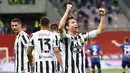 Striker Juventus, Federico Chiesa (kanan) melakukan selebrasi usai mencetak gol kedua timnya ke gawang Atalanta dalam laga final Coppa Italia 2020/2021 di Mapei Stadium, Rabu (19/5/2021). Juventus menang 2-1 dan menjadi juara. (AP/Antonio Calanni)