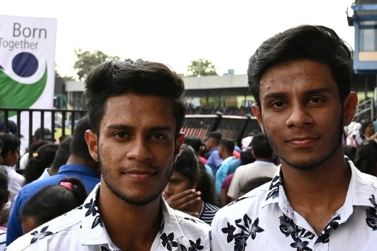 Salah satu pasangan kembar di Sri Lanka Twins Group.
