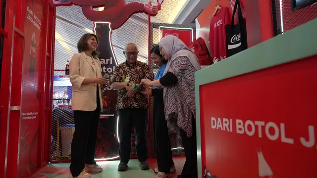 Coca-Cola membuka gerai bertema "Dari Botol Jadi Botol" di Jakarta Fair Kemayoran (JFK) 2024