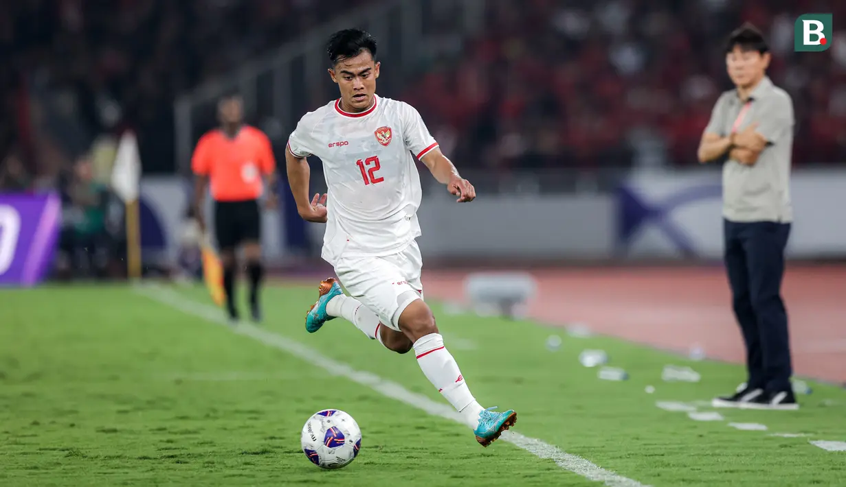 <p>Pemian Timnas Indonesia, Pratama Arhan mengejar bola saat laga Kualifikasi Piala Dunia 2026 melawan Australia di Stadion Utama Gelora Bung Karno (SUGBK), Senayan, Jakarta, Selasa (10/09/2024). (Bola.com/Bagaskara Lazuardi)</p>