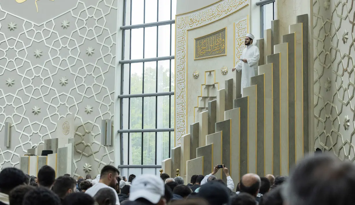 Mustafa Kader, Muezzin dan Imam, berkhotbah di Masjid Pusat Cologne, di Cologne, Jerman, Jumat (14/10/2022). Panggilan Azan untuk pertama kali dikumandangkan dari salah satu masjid terbesar Jerman di Cologne pada Jumat - tetapi dengan volume terbatas. Ini adalah bagian dari proyek yang disepakati dengan pihak berwenang di kota yang memiliki salah satu komunitas Muslim terbesar di negara itu. (Rolf Vennenbernd/dpa via AP)