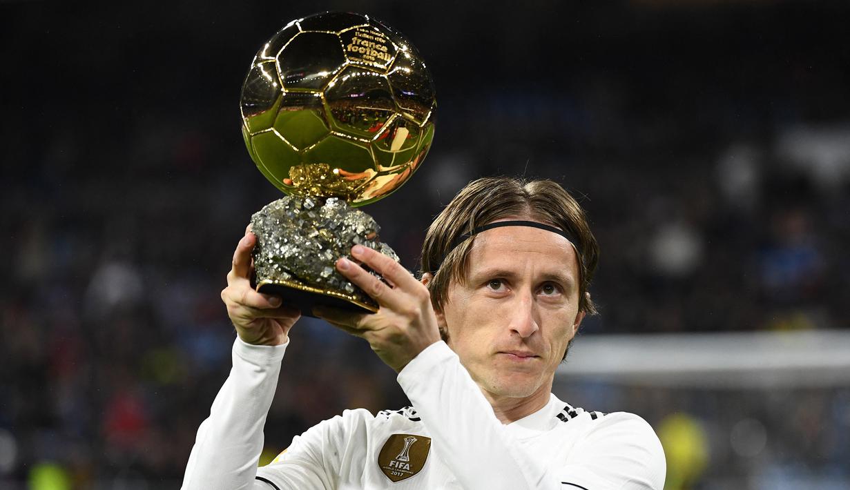 Luka Modric. Gelandang Kroasia berusia 36 tahun yang kini memasuki musim ke-11 membela Real Madrid ini mampu meraih Ballon d'Or pada edisi 2018 usai Real Madrid menjuarai Liga Champions musim 2017/2018 dan membawa Kroasia menjadi runner-up Piala Dunia 2018. Namun pada penghargaan Ballon d'Or edisi 2019 dirinya sama sekali tidak masuk dalam nominasi usai Real Madrid tak meraih satu pun gelar di musim 2018/2019. (AFP/Gabriel Bouys)