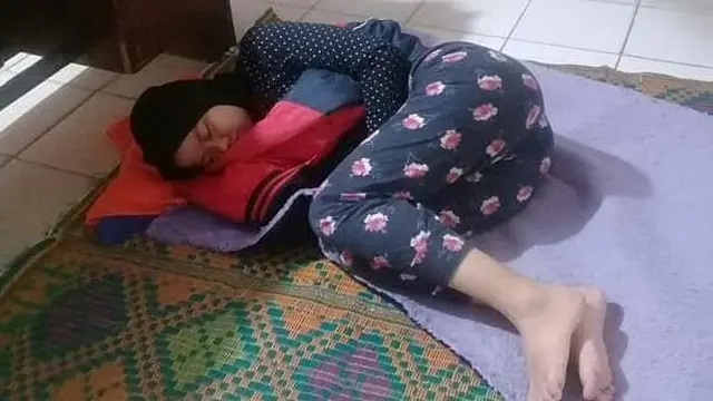 Petugas Evakuasi Covid-19 istirahat