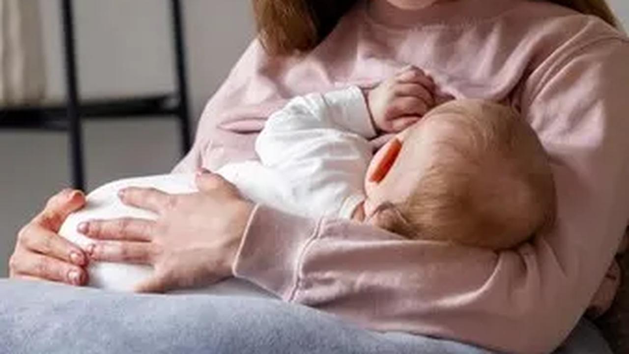 Dengan memperhatikan jenis camilan yang dikonsumsi, ibu menyusui dapat menjaga kesehatan bayi dan proses menyusui tetap optimal.&nbsp;