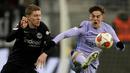 Eintracht Frankfurt dan Barcelona tampil terbuka dan saling jual beli serangan sejak awal laga. Namun sayang kedua tim gagal mencetak gol di babak pertama. (AP/Michael Probst)