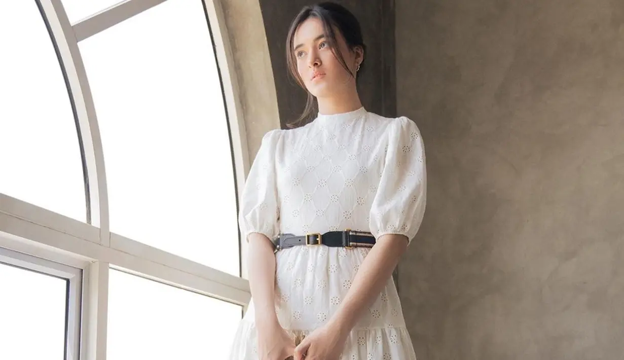 Sering tampil dengan gaya busana kasual, kekasih Bryan Domani ini tetap memukau dalam balutan busana vintage. Kali ini, Mawar Eva tampil memesona dengan dress berwarna putih yang dipadukan dengan belt hitam. (Liputan6.com /IG/@mawar_eva)