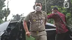 Wakil Gubernur DKI Jakarta Ahmad Riza Patria setibanya di Polda Metro Jaya, Senin (23/11/2020). Riza Patria diperiksa Ditreskrimum Polda Metro Jaya untuk memberikan klarifikasi terkait kerumunan massa di Petamburan beberapa waktu lalu. (Liputan6.com/Herman Zakharia)