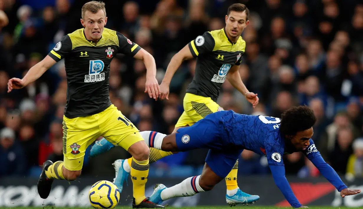 Pemain Southampton James Ward-Prowse (kiri) menghalau pemain Chelsea Willian (kanan) pada pertandingan Liga Inggris di Stamford Bridge, London, Kamis (26/12/2019). Southampton mengalahkan Chelsea 2-0.  (Adrian DENNIS/AFP)