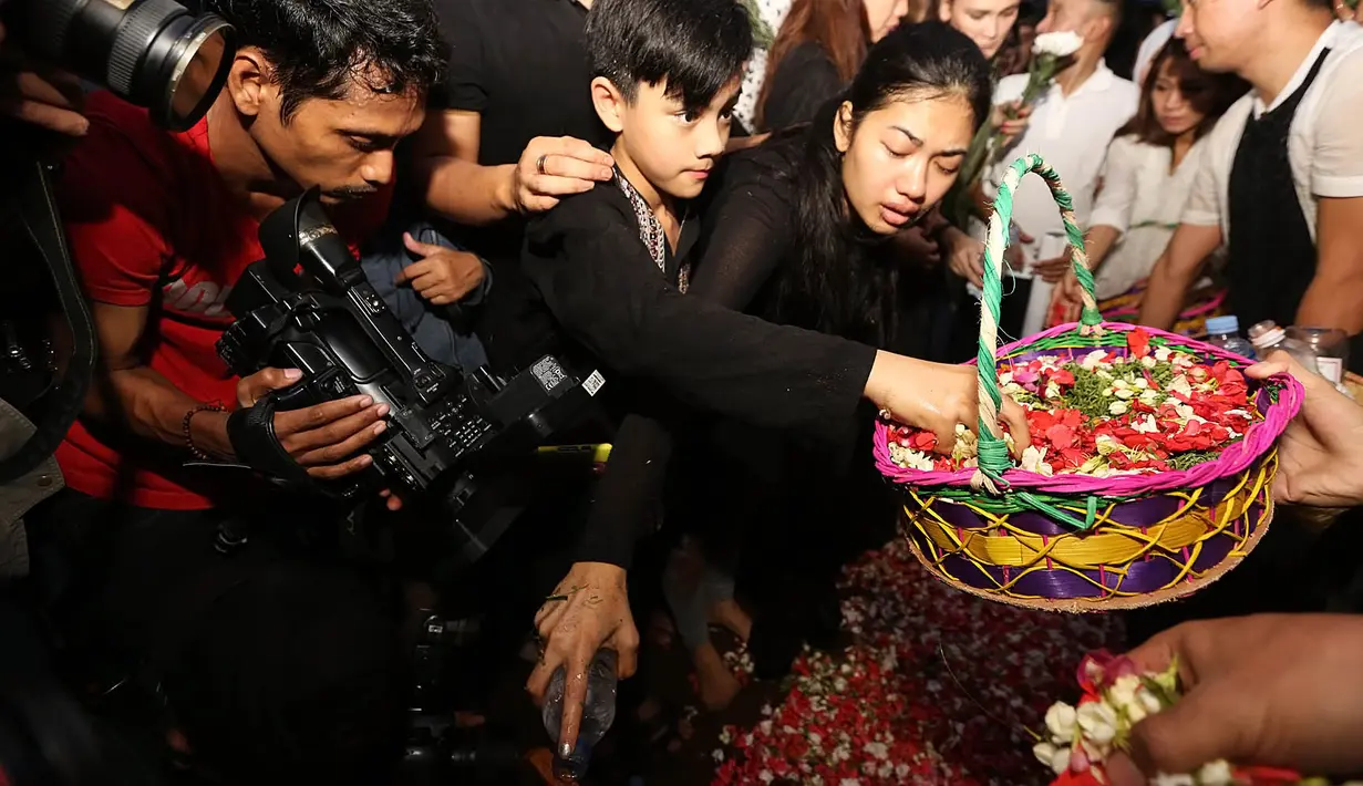 Gundukan tanah yang ditandai batu nisan bertuliskan nama Yuli Rachmawati dikelilingi para pelayat yang hadir, terutama keluarga dan para sahabatnya. Silih berganti mereka pun menaburkan bunga di atas pusara Julia Perez. (Bambang E.Ros/Bintang.com)